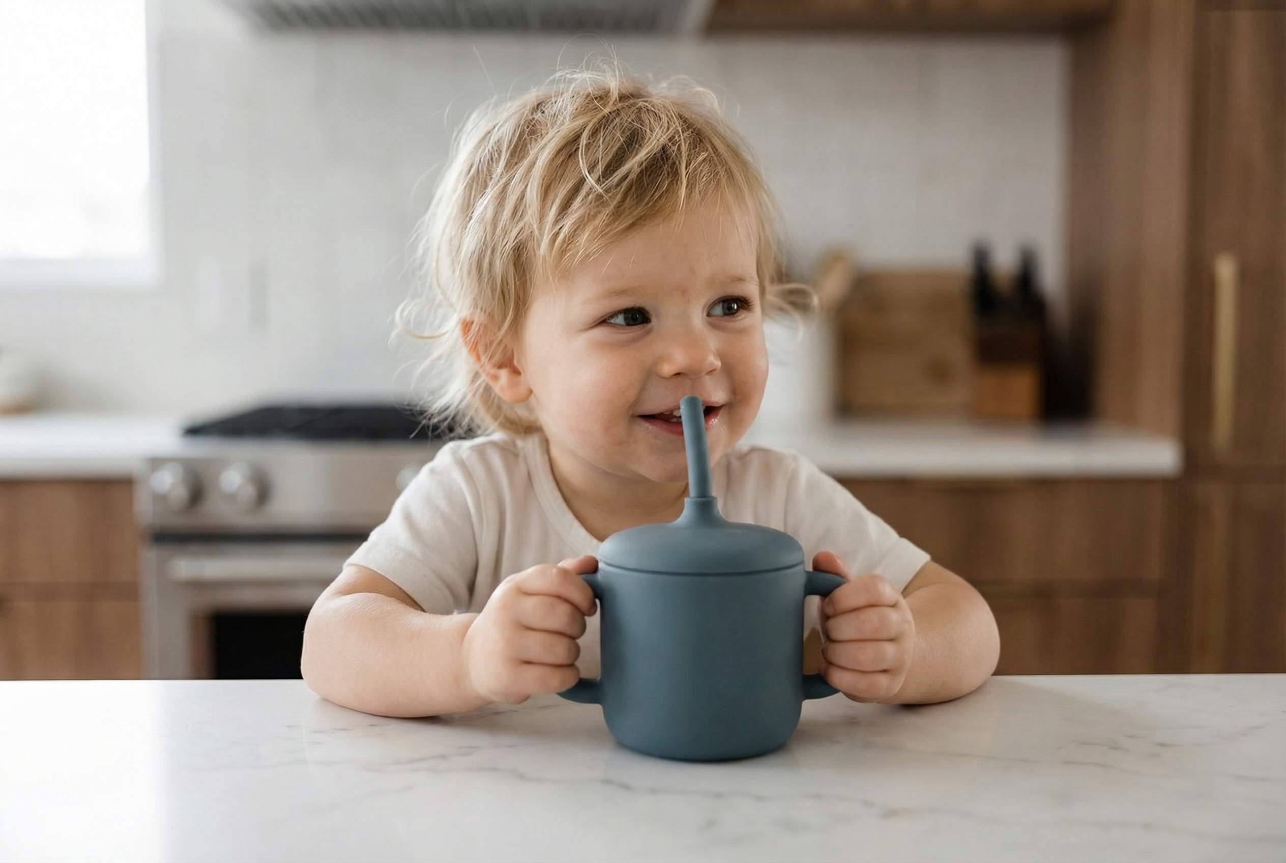 Mug à bec en silicone avec paille & couvercle anti-renversement